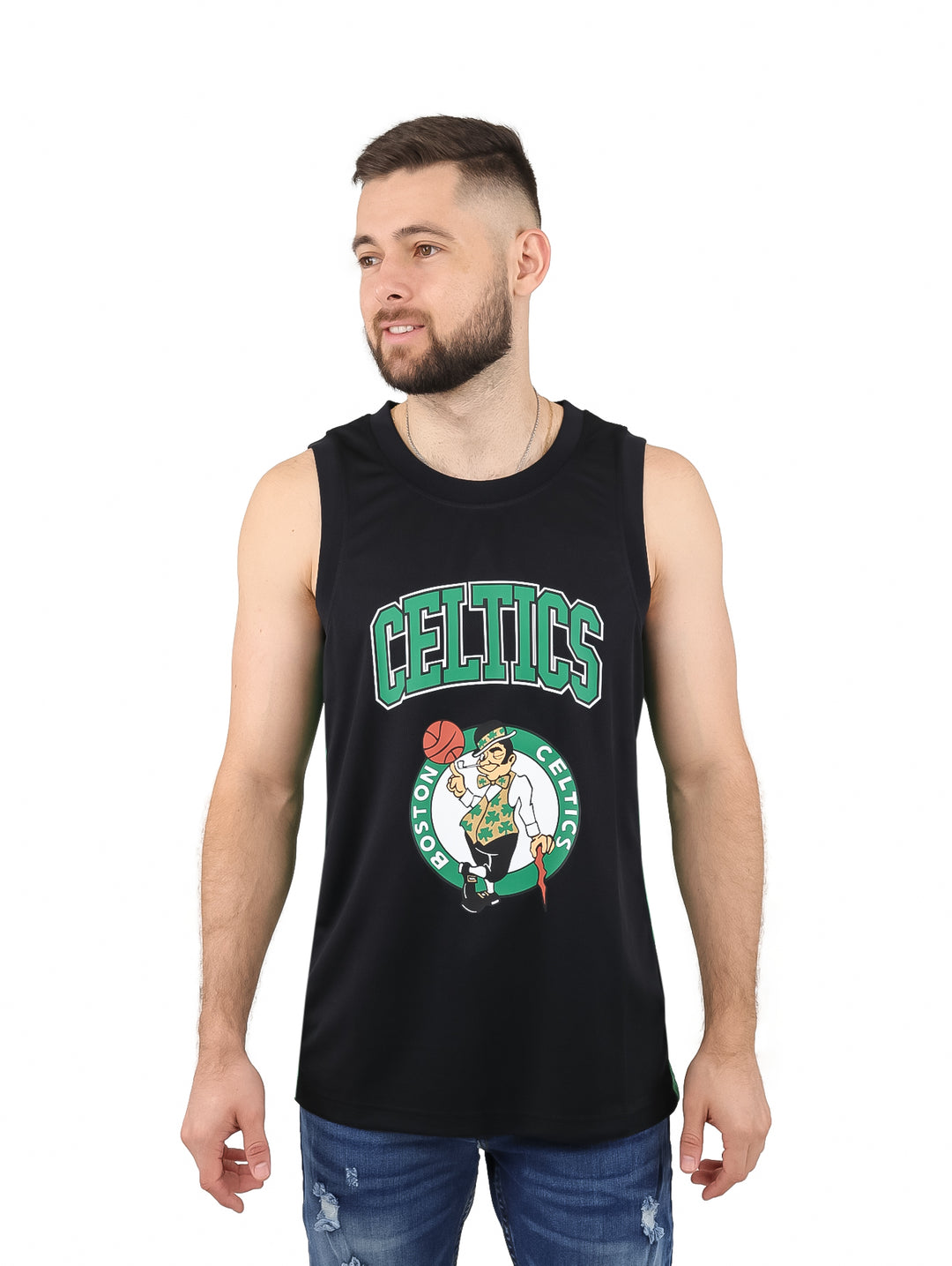 Hombre vistiendo una camiseta sin mangas negra con el logotipo de los Boston Celtics.