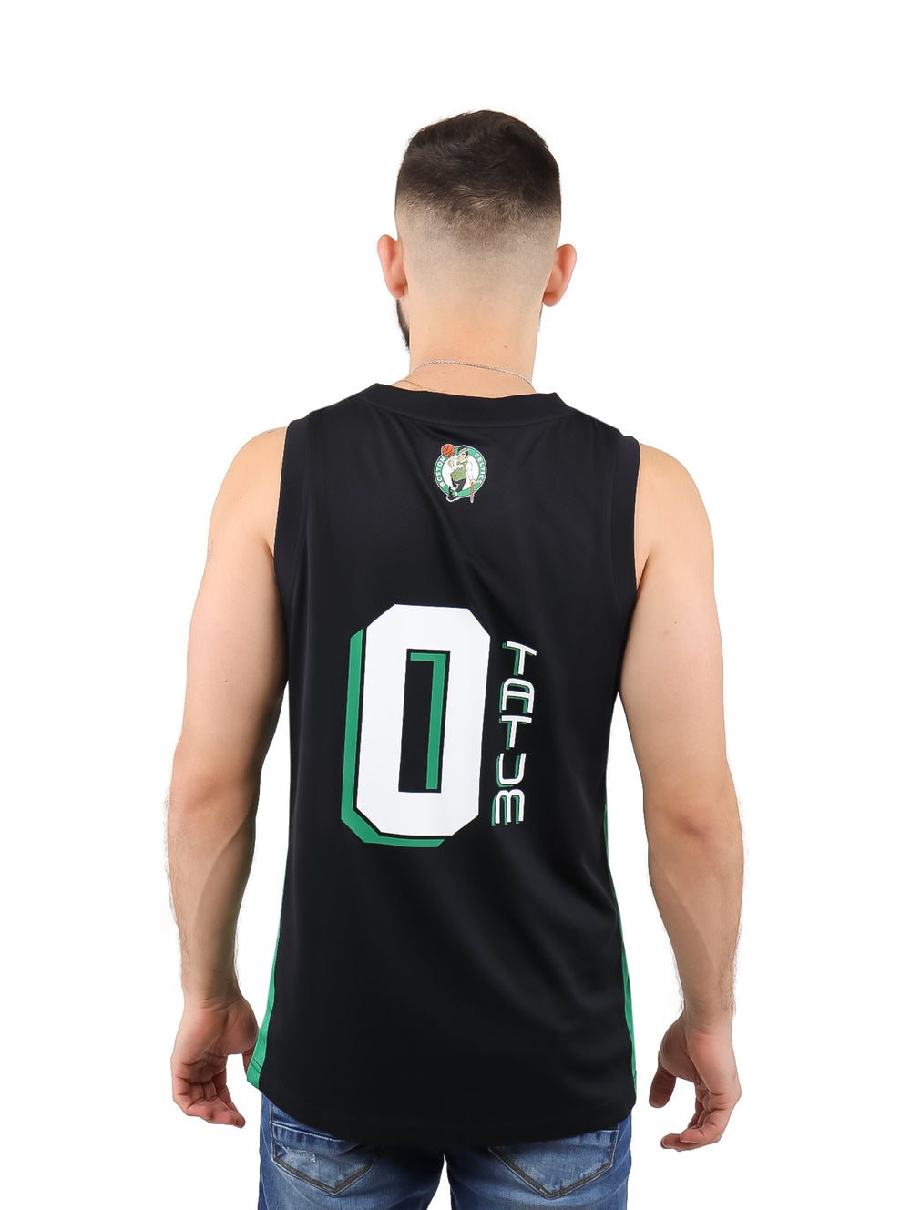Hombre vistiendo una camiseta sin mangas negra con el logotipo de los Boston Celtics.