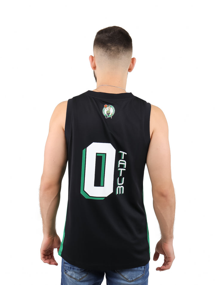 Hombre vistiendo una camiseta sin mangas negra con el logotipo de los Boston Celtics.
