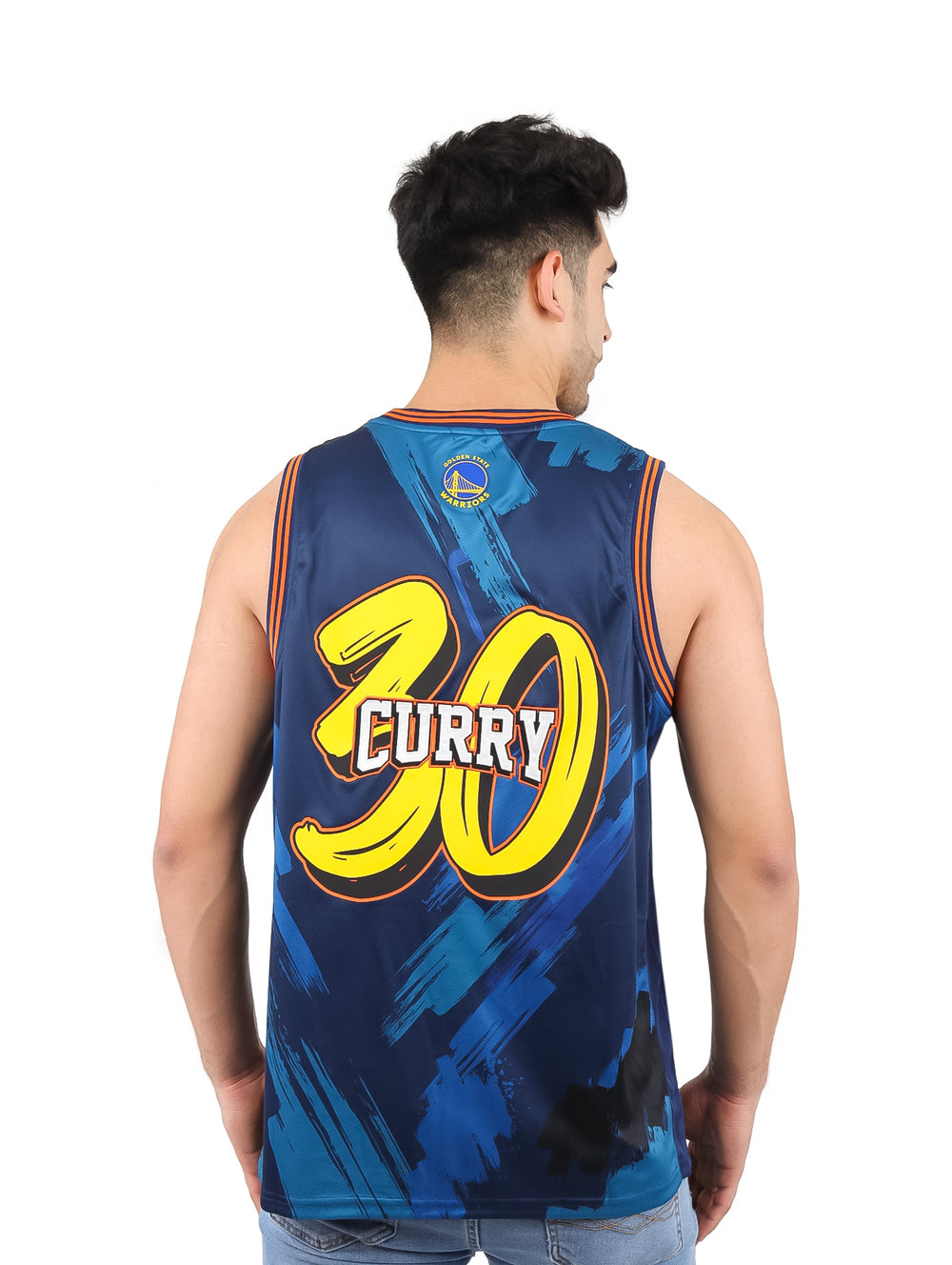 Hombre vistiendo camiseta sin mangas color navy de los Golden State Warriors de la NBA.