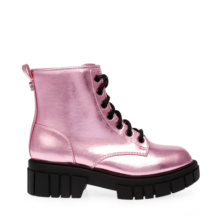 Bota para niña de color rosa metálico con suela negra gruesa y cordones.
