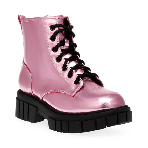 Bota para niña de color rosa metálico con suela negra gruesa y cordones.