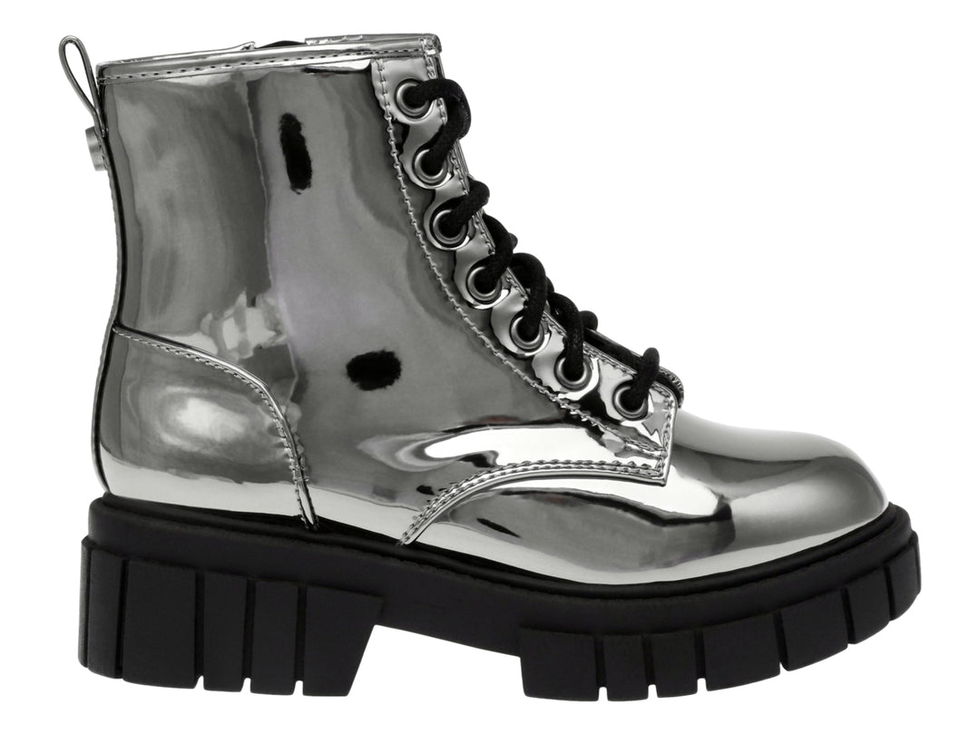 Botas Steve Madden Jphill en color gun metal con acabado brillante, cordones negros y suela de plataforma gruesa.