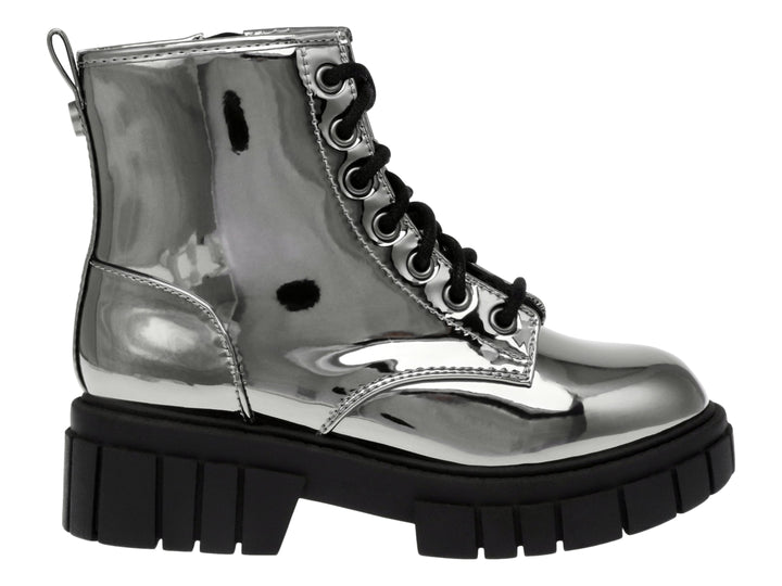 Botas Steve Madden Jphill en color gun metal con acabado brillante, cordones negros y suela de plataforma gruesa.
