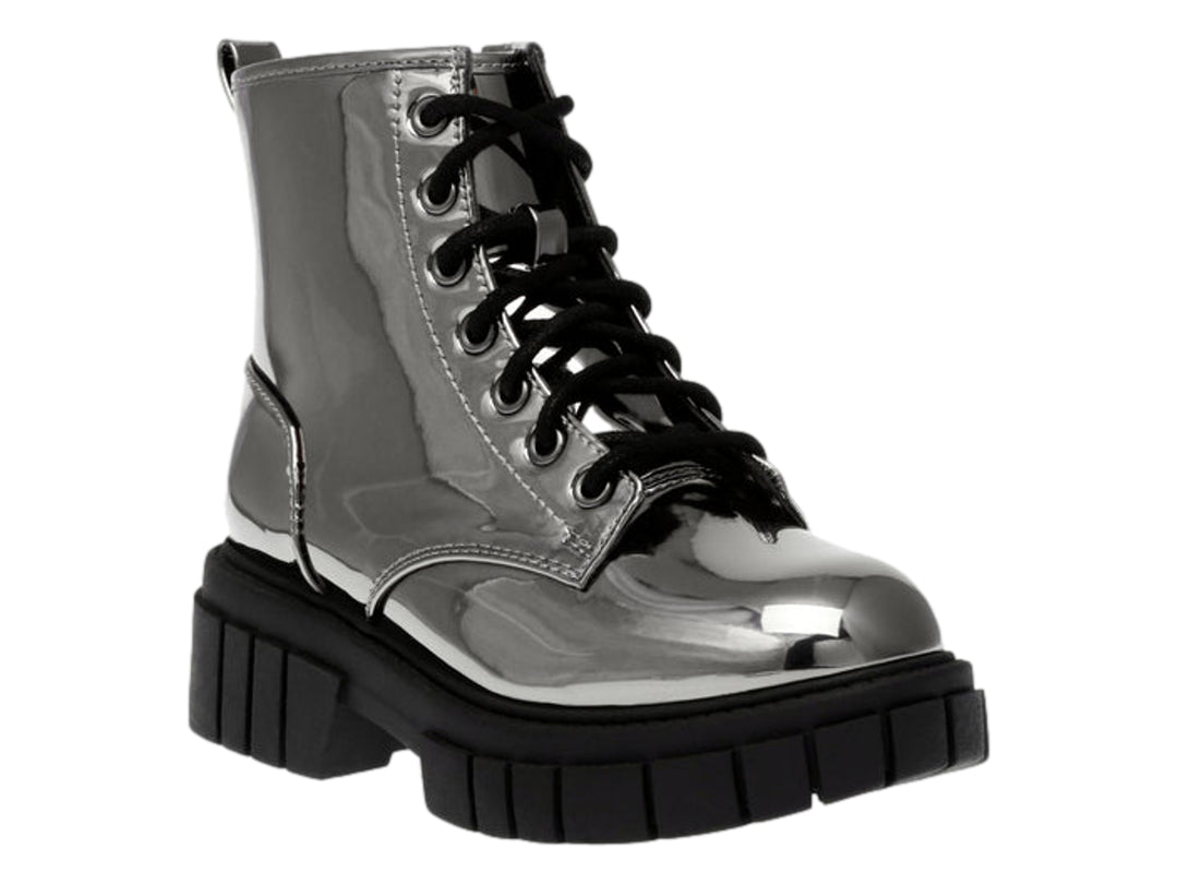 Botas Steve Madden Jphill en color gun metal con acabado brillante, cordones negros y suela de plataforma gruesa.