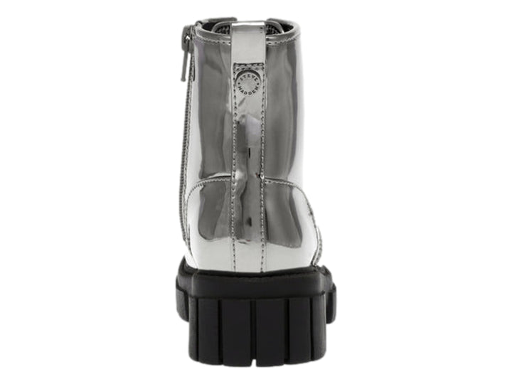 Botas Steve Madden Jphill en color gun metal con acabado brillante, cordones negros y suela de plataforma gruesa.