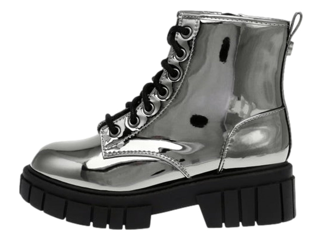 Botas Steve Madden Jphill en color gun metal con acabado brillante, cordones negros y suela de plataforma gruesa.