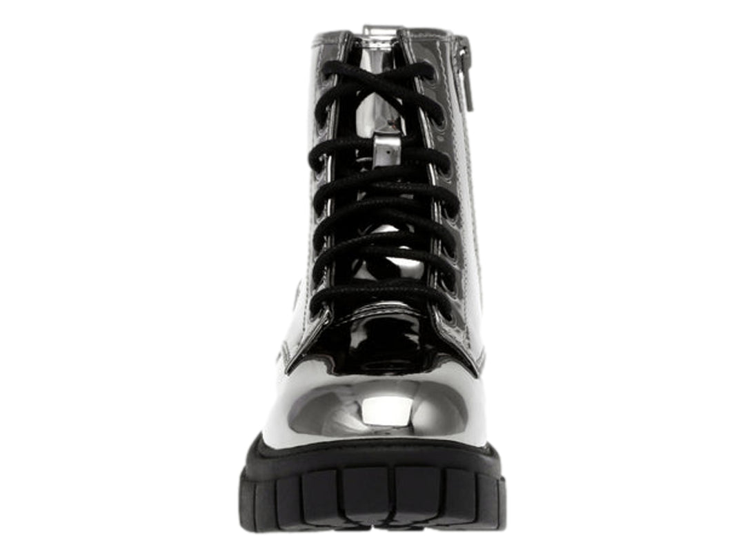 Botas Steve Madden Jphill en color gun metal con acabado brillante, cordones negros y suela de plataforma gruesa.