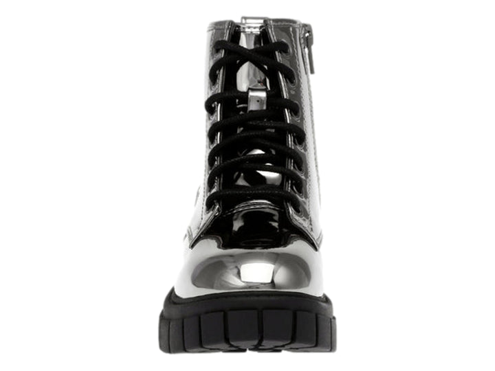 Botas Steve Madden Jphill en color gun metal con acabado brillante, cordones negros y suela de plataforma gruesa.