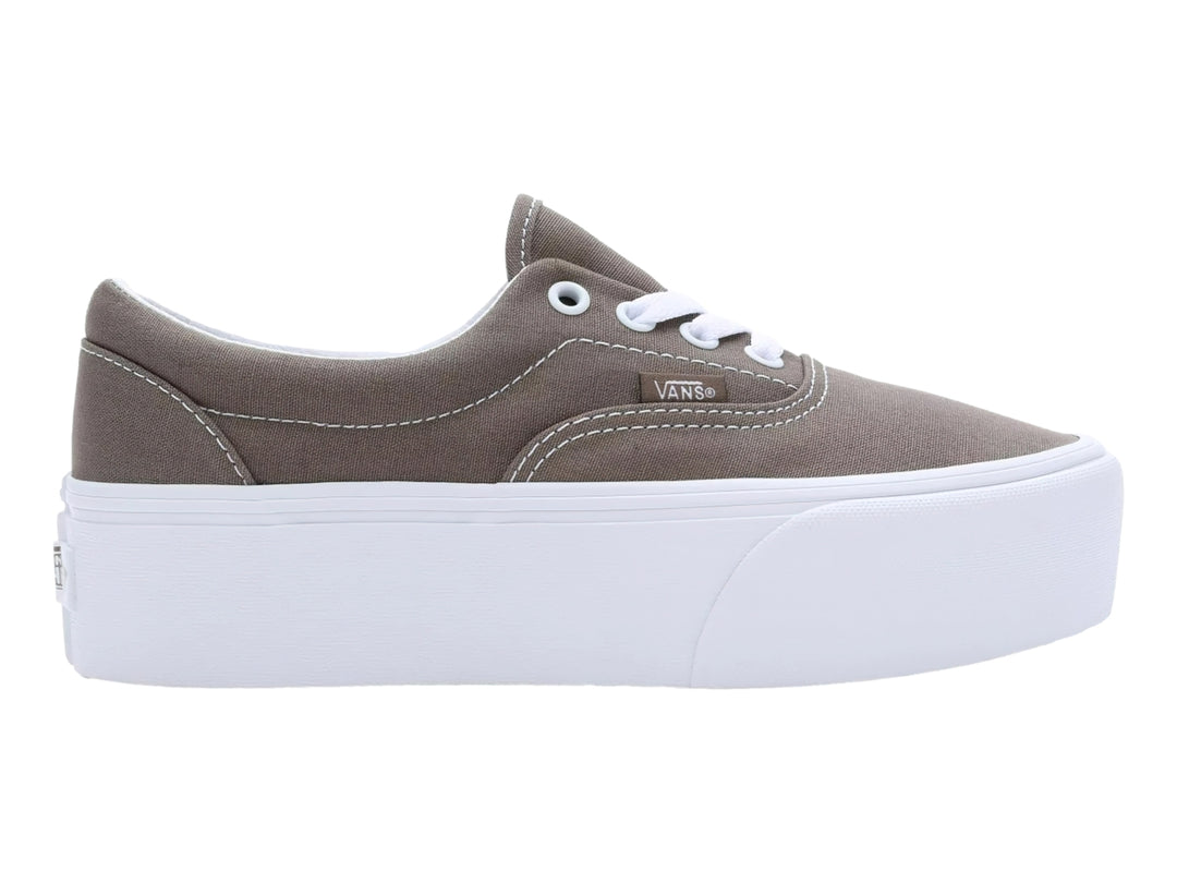 Tenis VANS color nogal con suela de plataforma blanca y cordones blancos.