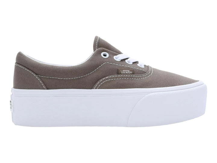 Tenis VANS color nogal con suela de plataforma blanca y cordones blancos.