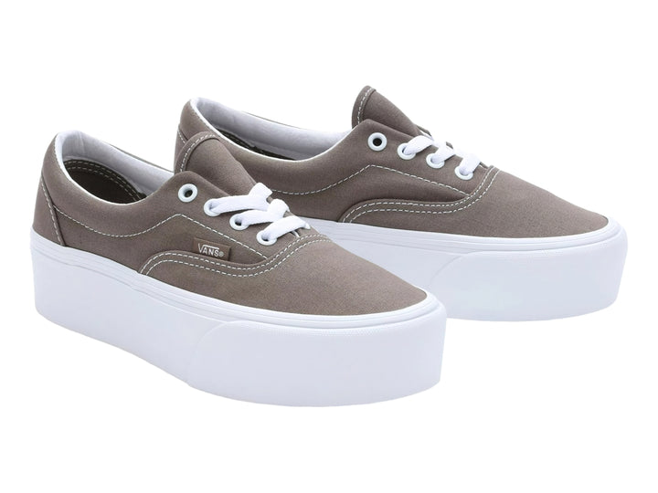 Tenis VANS color nogal con suela de plataforma blanca y cordones blancos.