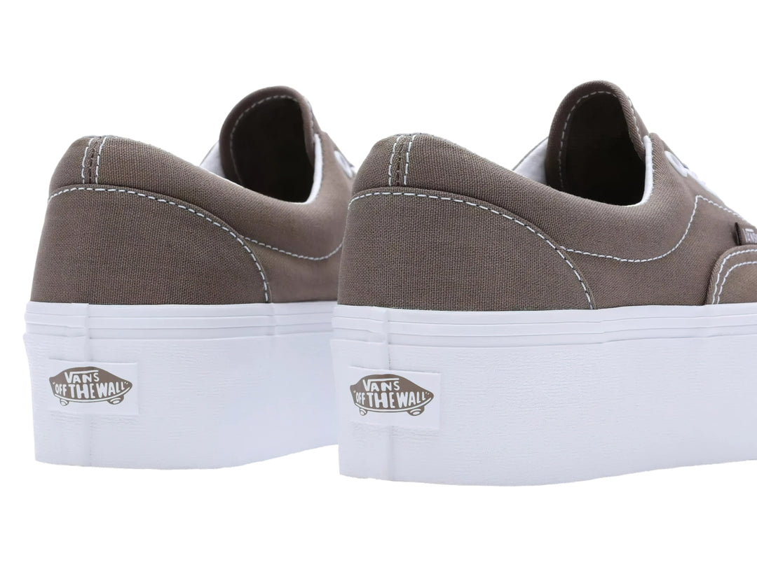 Tenis VANS color nogal con suela de plataforma blanca y cordones blancos.