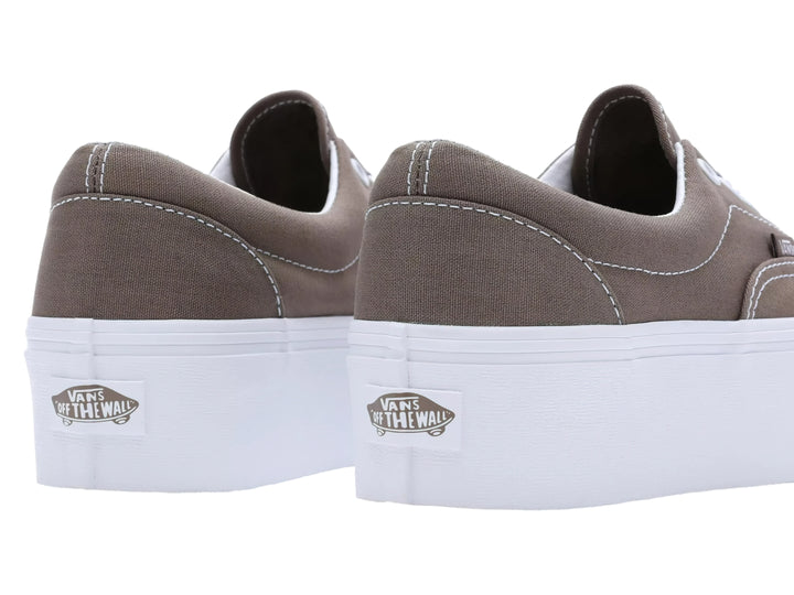 Tenis VANS color nogal con suela de plataforma blanca y cordones blancos.