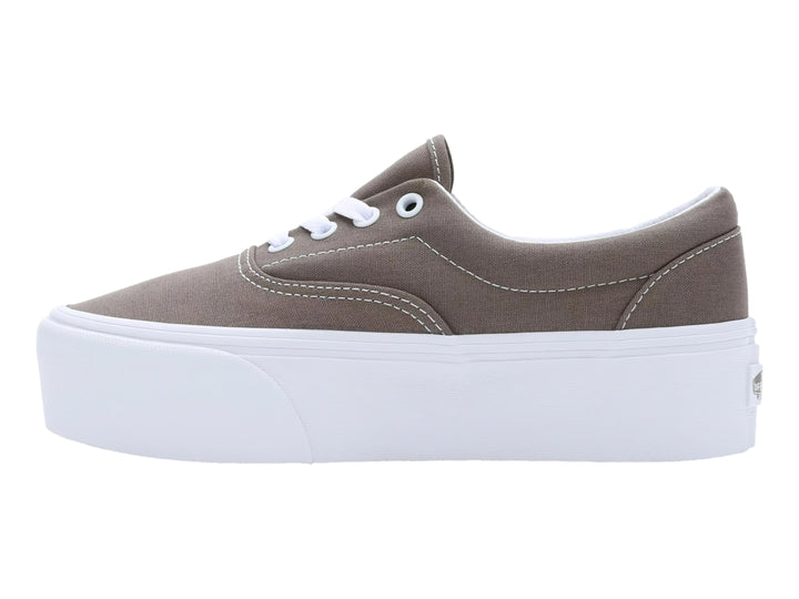 Tenis VANS color nogal con suela de plataforma blanca y cordones blancos.