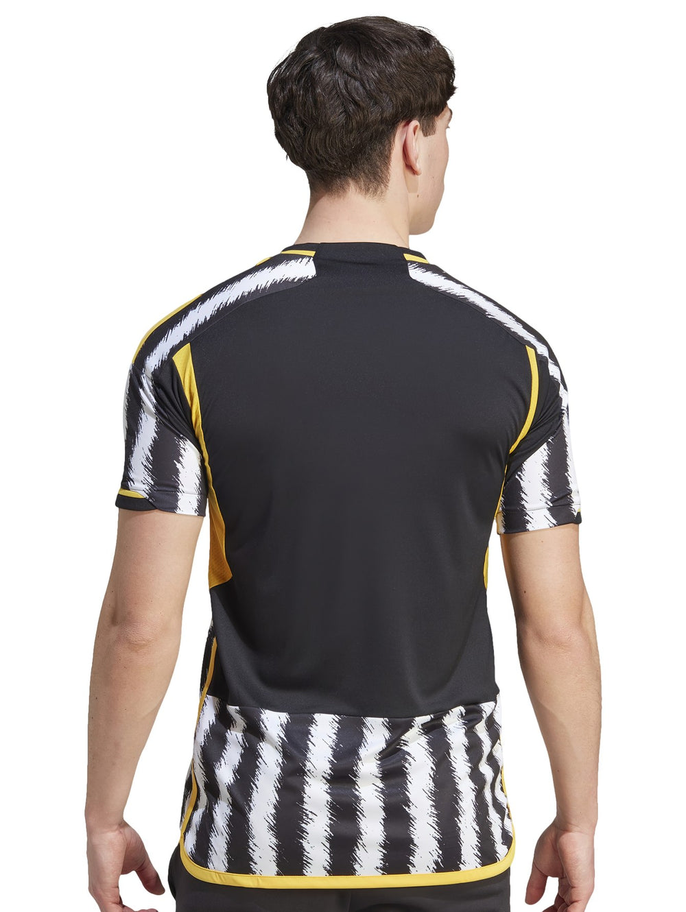 Hombre vistiendo camiseta de fútbol Adidas de la Juventus con rayas verticales negras y blancas y detalles amarillos.