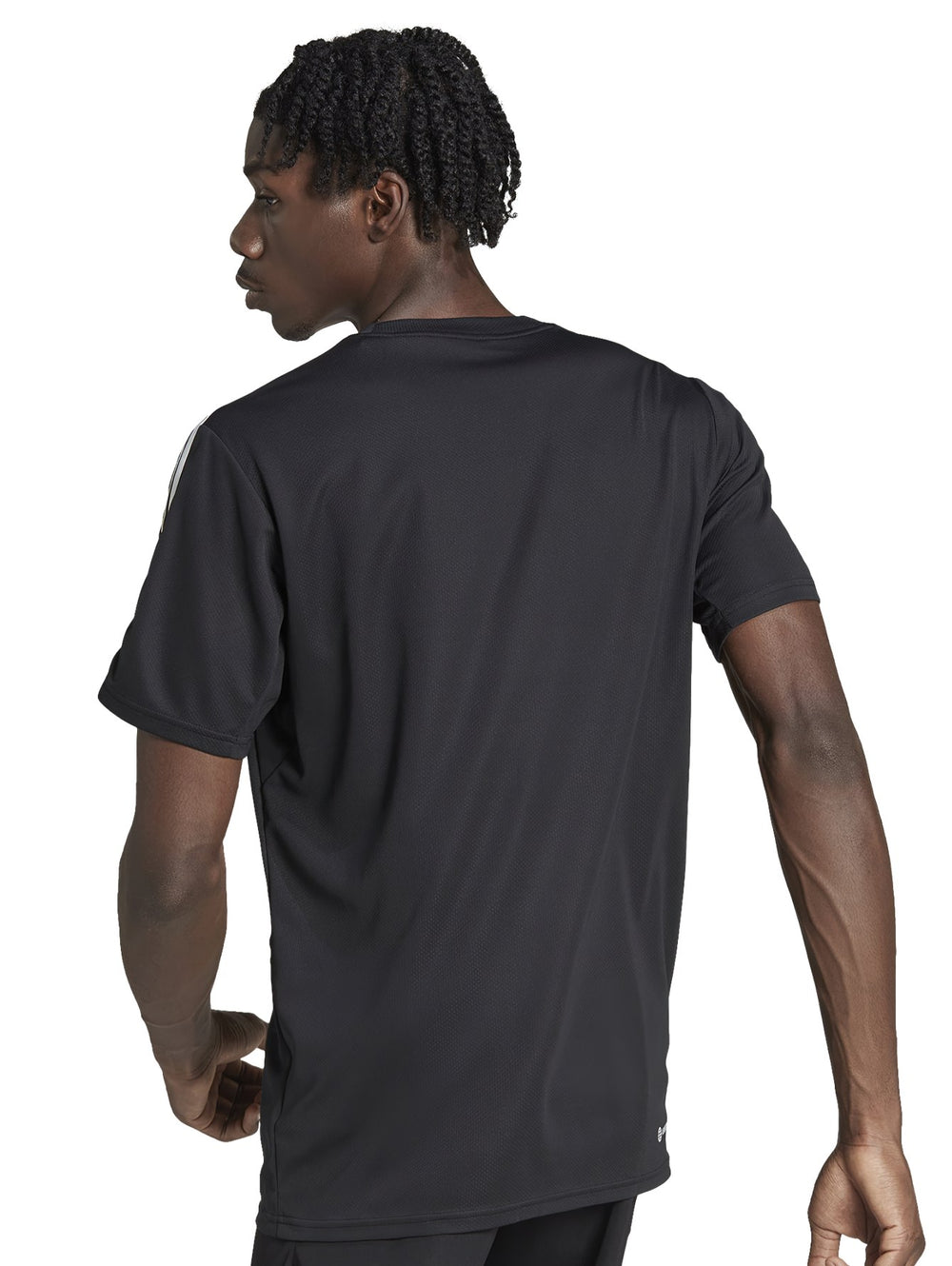 Hombre vistiendo playera deportiva Adidas color negro con tres franjas blancas en los hombros y logo blanco al pecho.