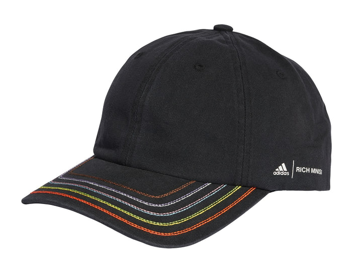 Gorra Adidas negra con costuras multicolores en la visera y logotipo blanco lateral.