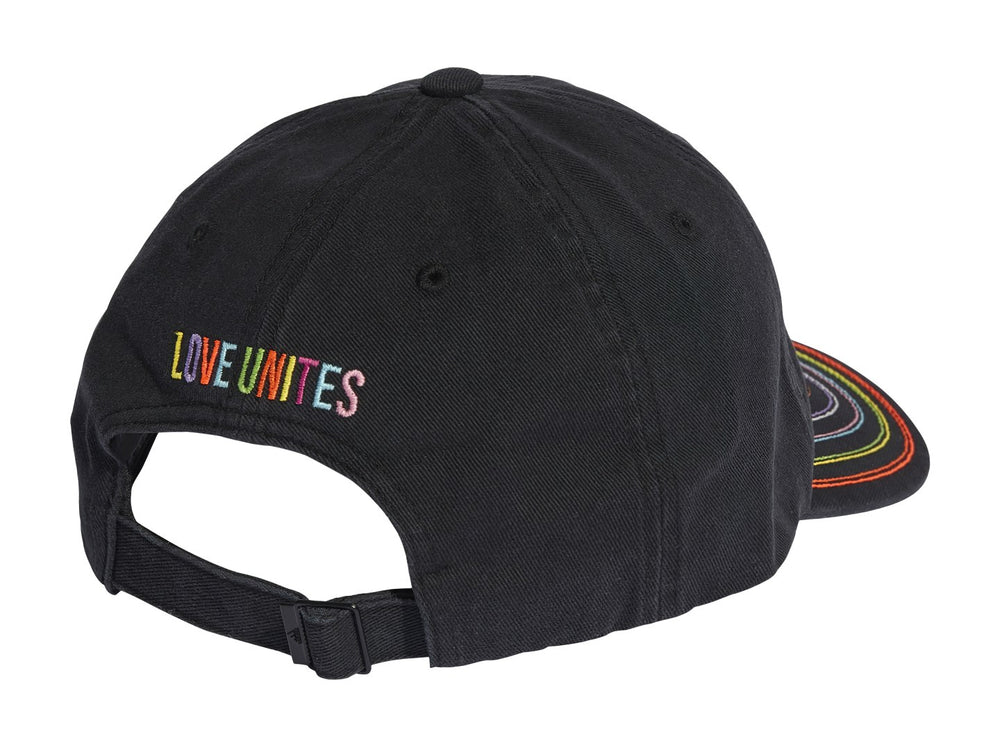 Gorra Adidas negra con costuras multicolores en la visera y logotipo blanco lateral.