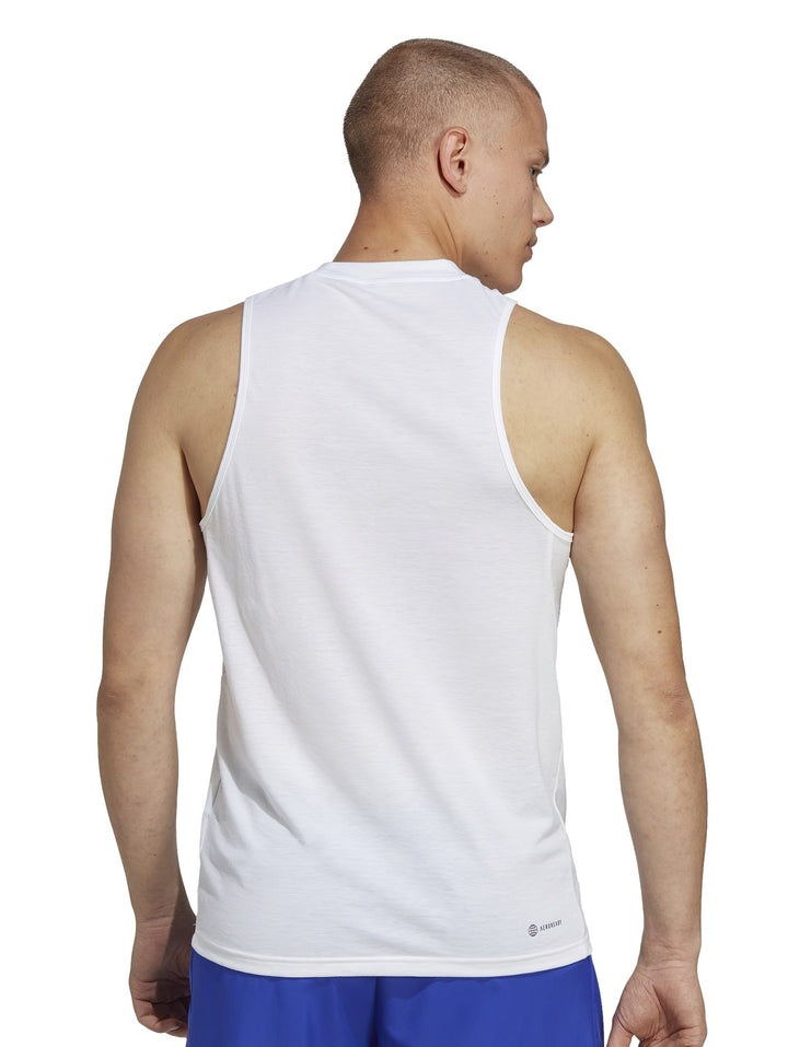 Hombre vistiendo una camiseta deportiva sin mangas de color blanco con logotipo de Adidas en el pecho.