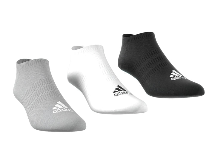Pack de tres pares de calcetines deportivos Adidas en colores blanco, negro y gris.