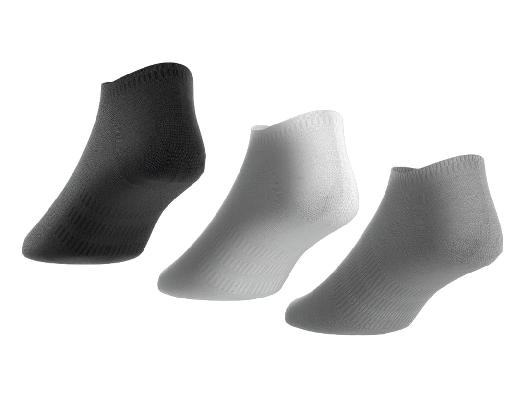 Pack de tres pares de calcetines deportivos Adidas en colores blanco, negro y gris.
