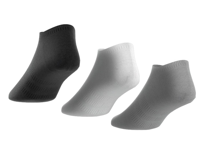 Pack de tres pares de calcetines deportivos Adidas en colores blanco, negro y gris.