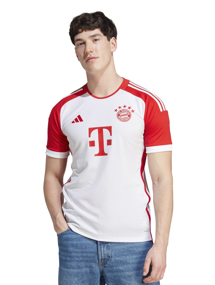 Hombre vistiendo jersey de fútbol ADIDAS del FC Bayern Munich en color blanco con detalles en rojo.