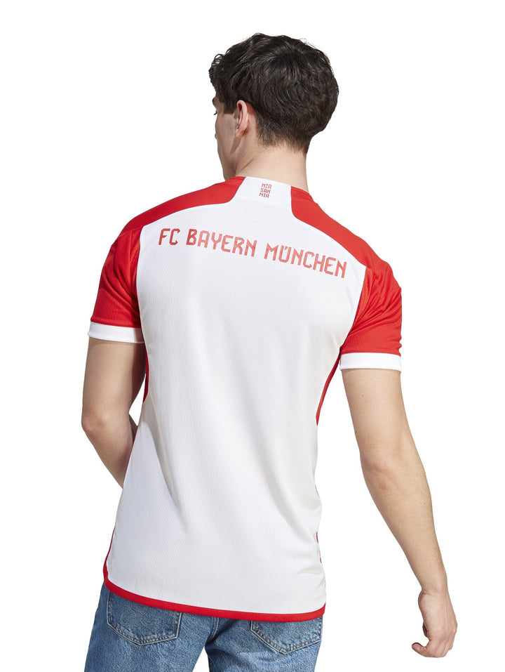 Hombre vistiendo jersey de fútbol ADIDAS del FC Bayern Munich en color blanco con detalles en rojo.