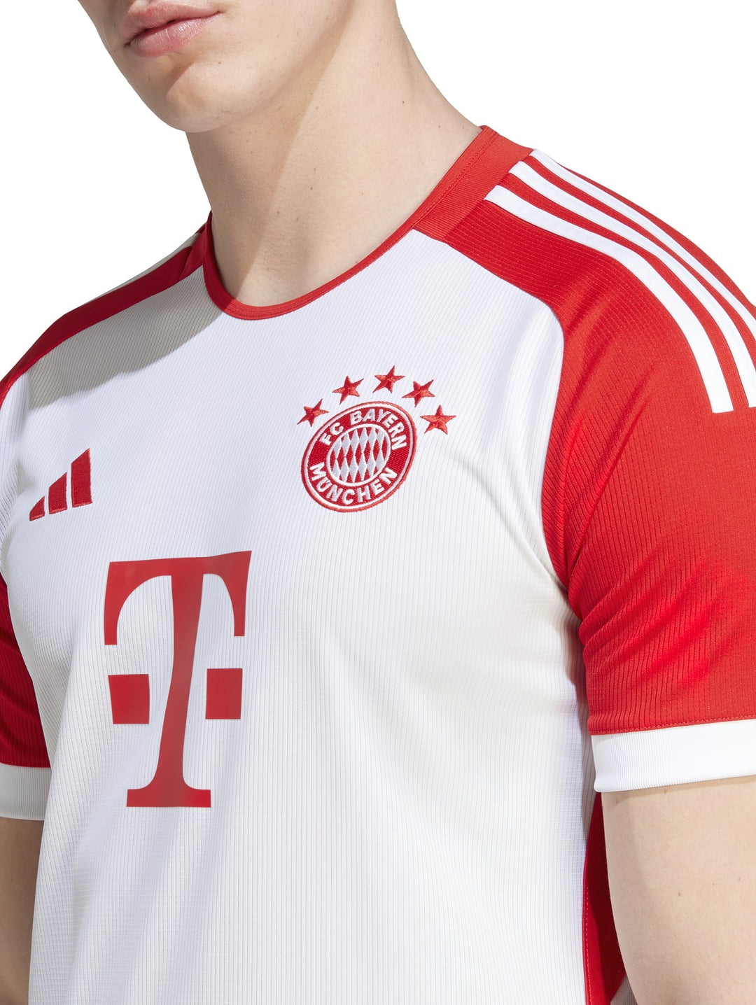 Hombre vistiendo jersey de fútbol ADIDAS del FC Bayern Munich en color blanco con detalles en rojo.