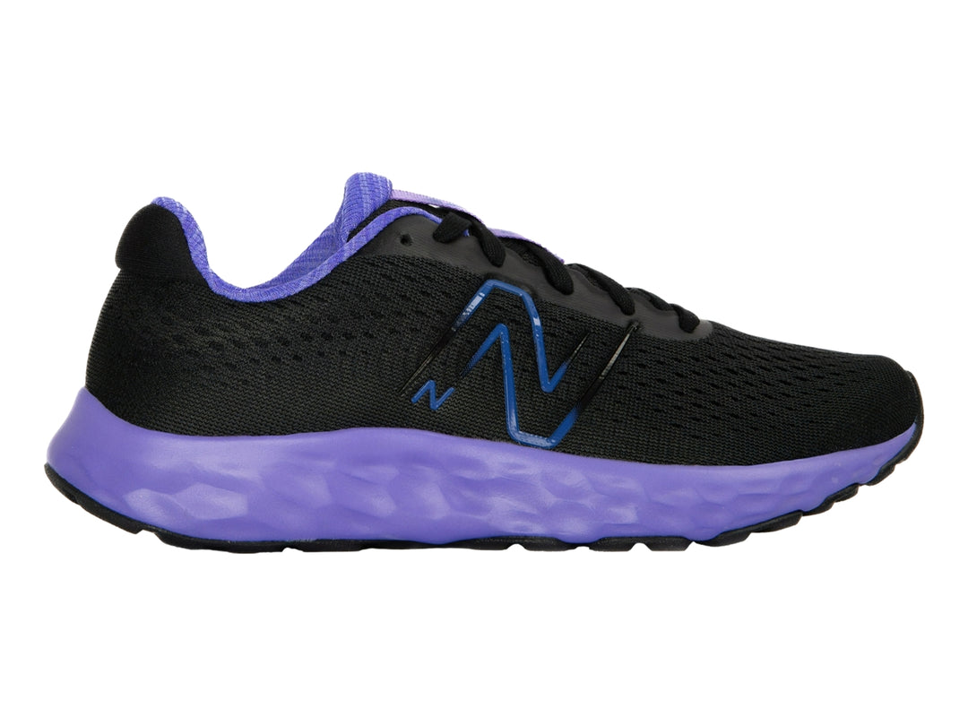 Tenis New Balance deportivos en color negro con suela y detalles en morado y azul.