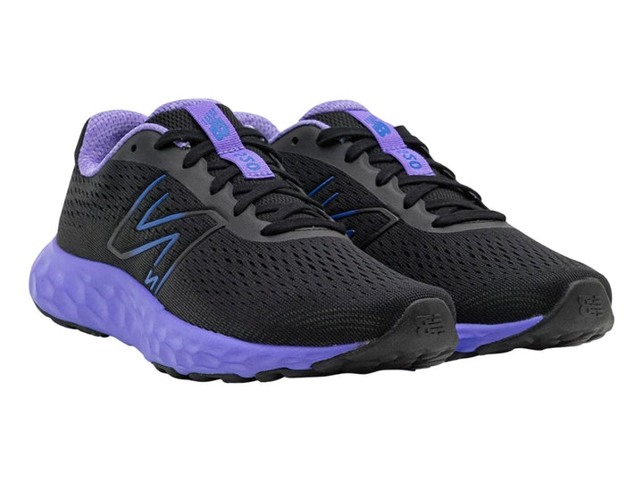 Tenis New Balance deportivos en color negro con suela y detalles en morado y azul.
