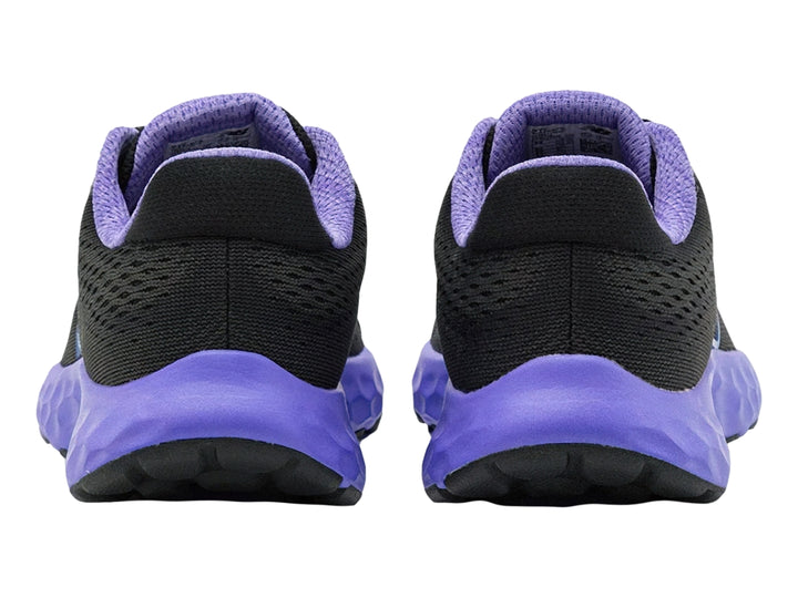 Tenis New Balance deportivos en color negro con suela y detalles en morado y azul.
