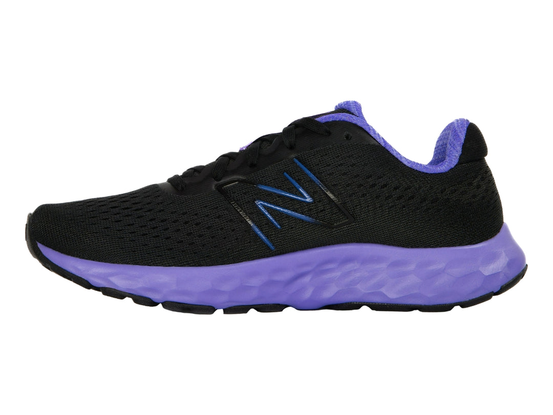 Tenis New Balance deportivos en color negro con suela y detalles en morado y azul.