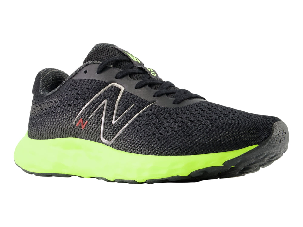 Tenis New Balance deportivos en color negro con suela gruesa verde neón y detalles en rojo.