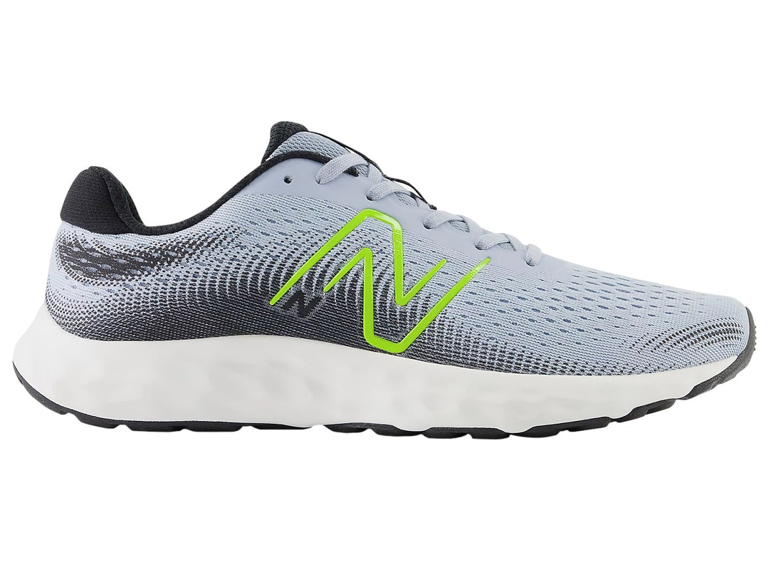 Tenis New Balance modelo 520 en color gris claro con suela blanca y detalles en verde neón.