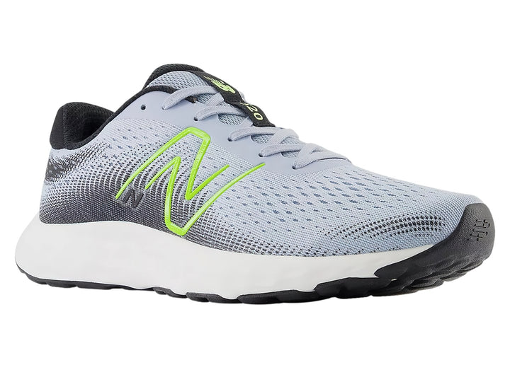 Tenis New Balance modelo 520 en color gris claro con suela blanca y detalles en verde neón.