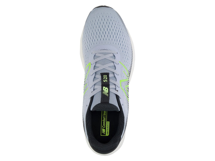 Tenis New Balance modelo 520 en color gris claro con suela blanca y detalles en verde neón.