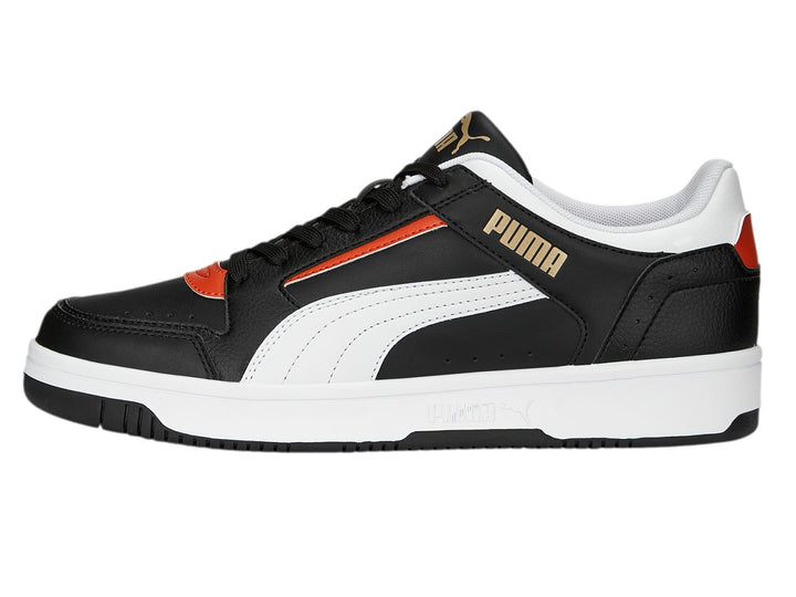 Tenis PUMA Rebound Joy Low en color negro con detalles en blanco y naranja, suela blanca y corte bajo.