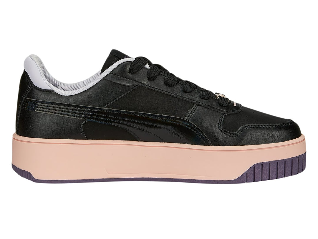 Tenis PUMA Carina Street en color negro con suela de plataforma en tono rosa palo y base morada.