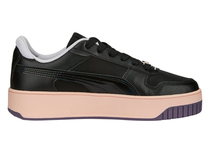 Tenis PUMA Carina Street en color negro con suela de plataforma en tono rosa palo y base morada.