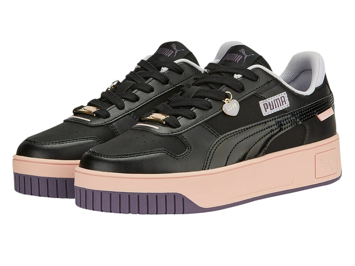 Tenis PUMA Carina Street en color negro con suela de plataforma en tono rosa palo y base morada.