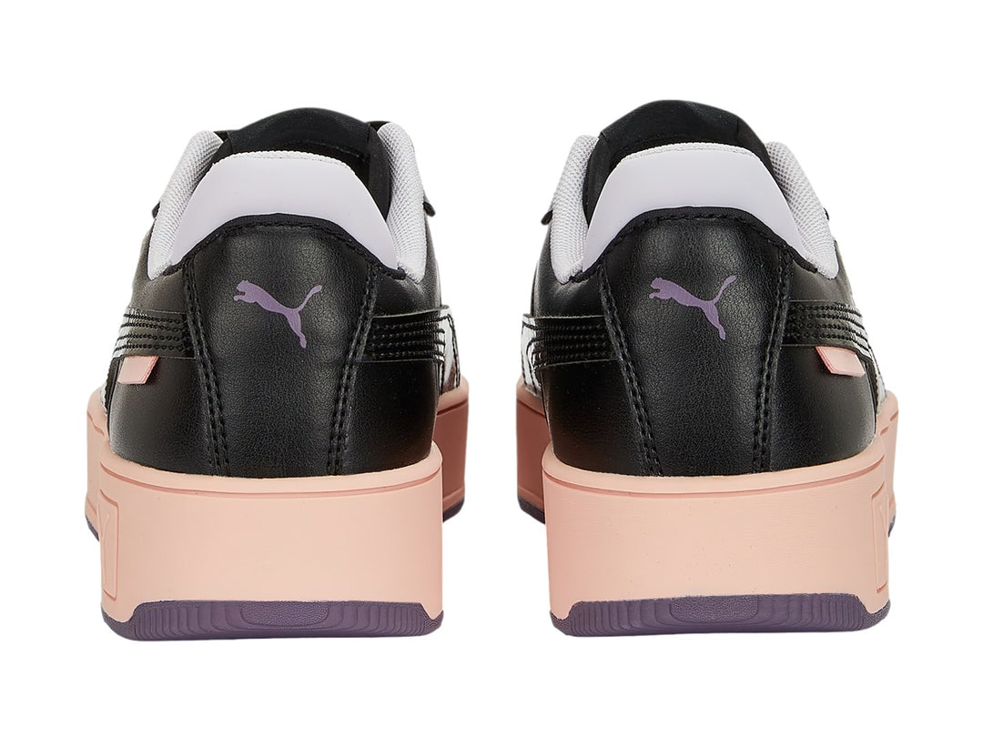 Tenis PUMA Carina Street en color negro con suela de plataforma en tono rosa palo y base morada.