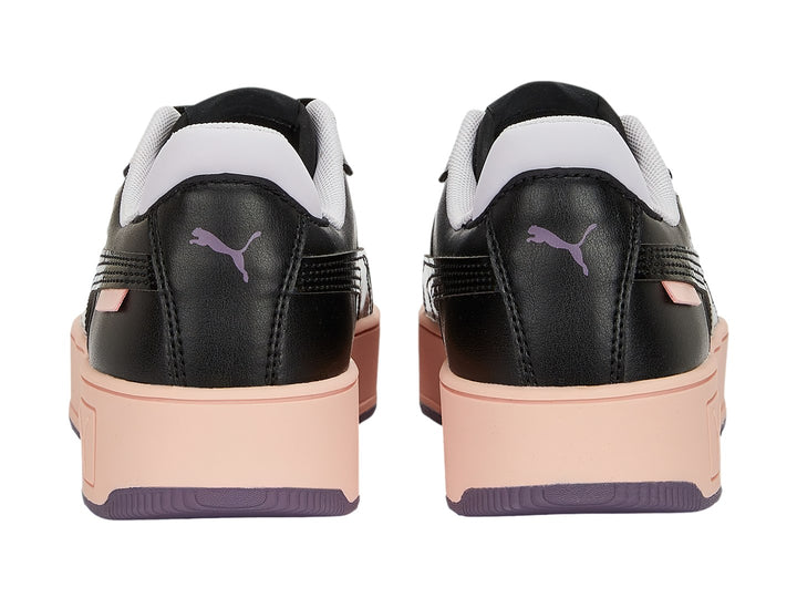 Tenis PUMA Carina Street en color negro con suela de plataforma en tono rosa palo y base morada.