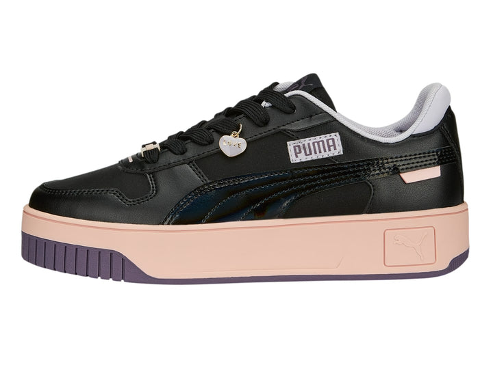 Tenis PUMA Carina Street en color negro con suela de plataforma en tono rosa palo y base morada.