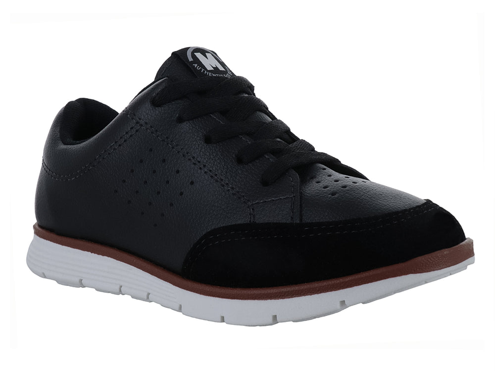 Tenis negros para niño con suela blanca y un detalle delgado en color café.
