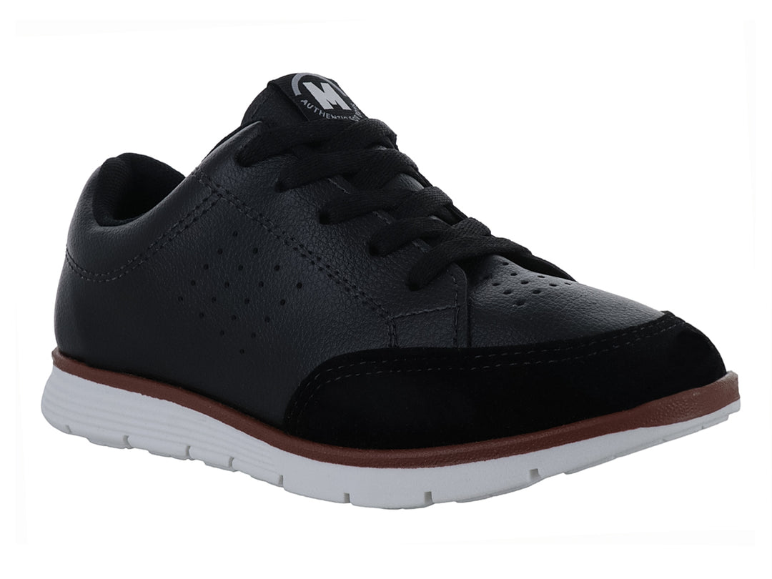 Tenis negros para niño con suela blanca y un detalle delgado en color café.