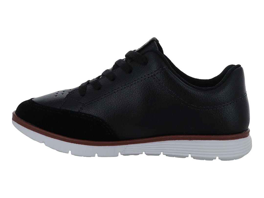 Tenis negros para niño con suela blanca y un detalle delgado en color café.
