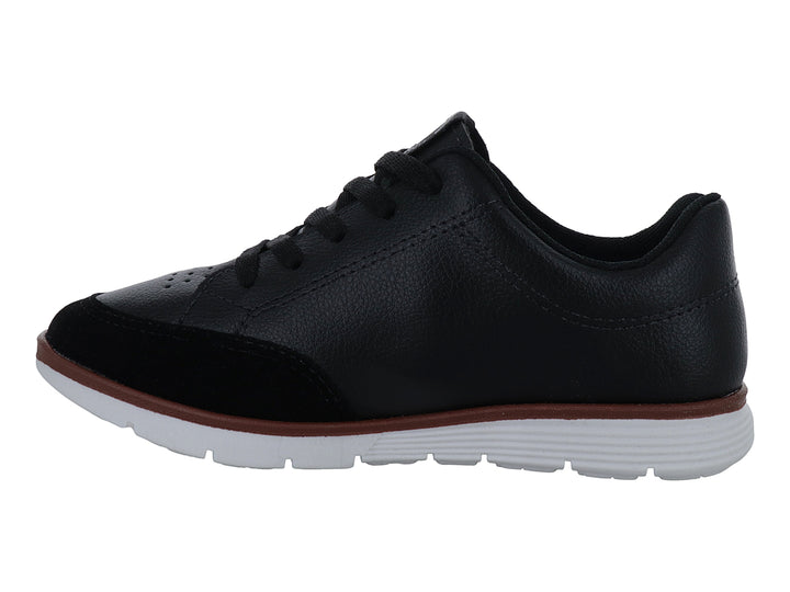 Tenis negros para niño con suela blanca y un detalle delgado en color café.