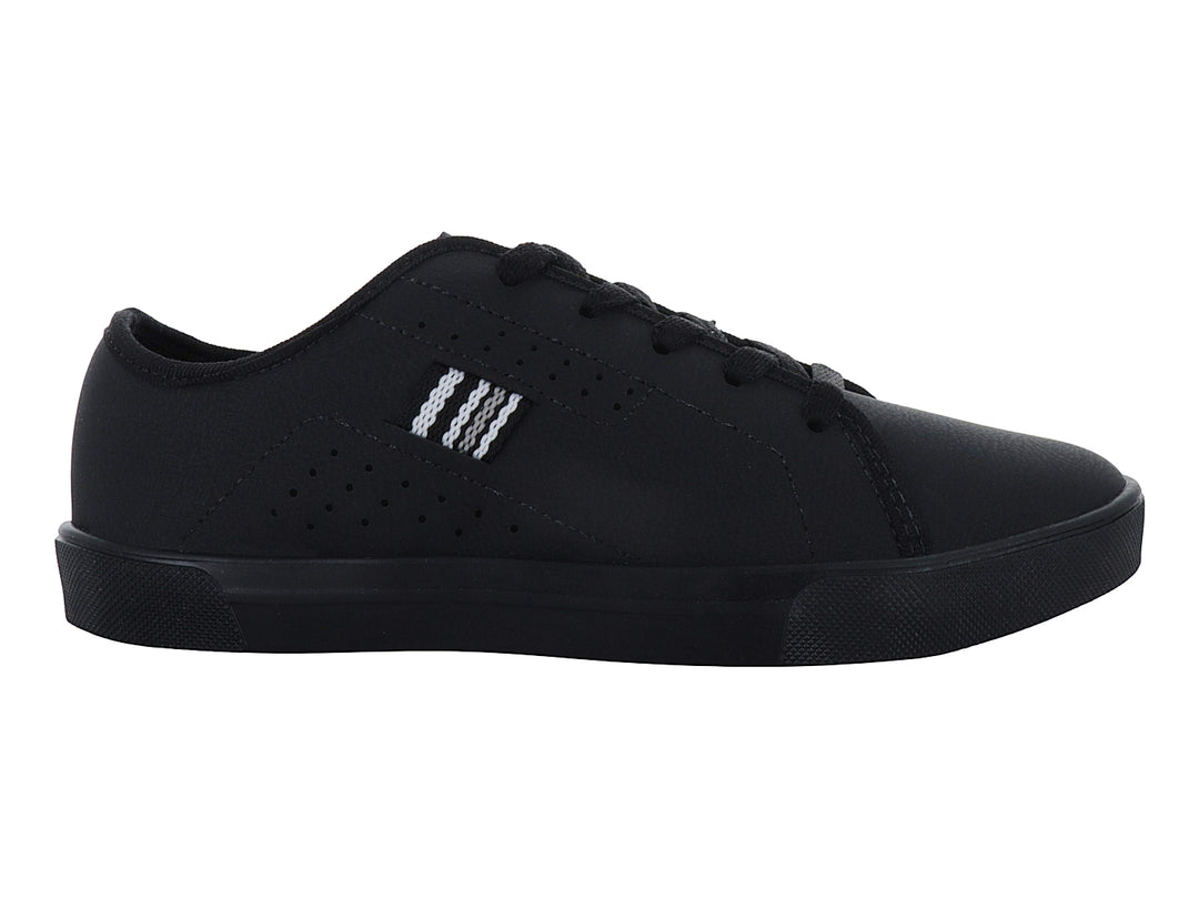 Tenis casuales para niño de color negro con detalles laterales en blanco y suela negra.